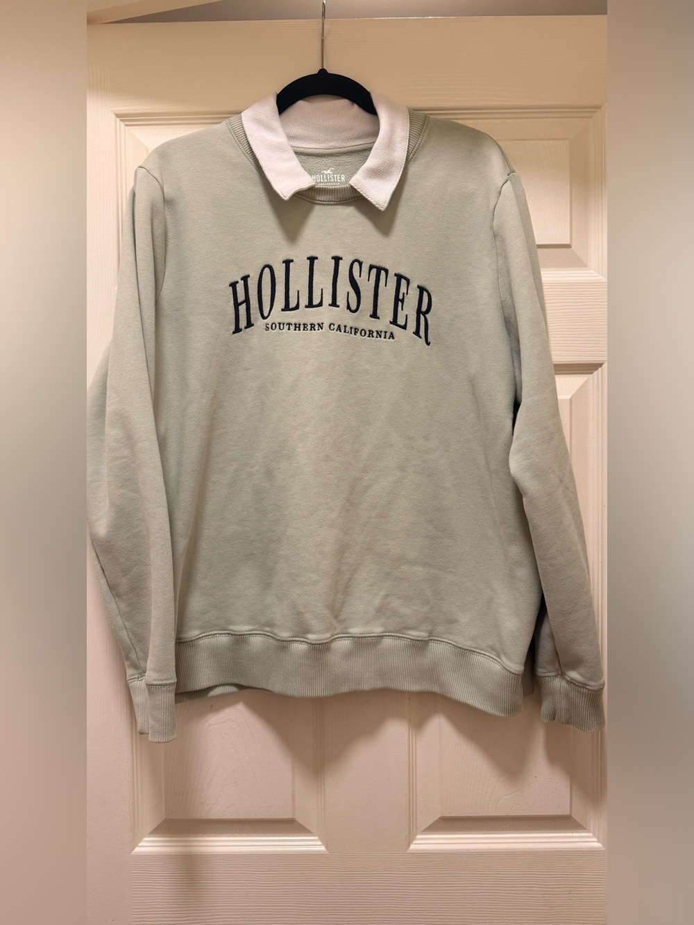 Hollister Women’s Sage Green Crewneck Sweatshirt with White Collar